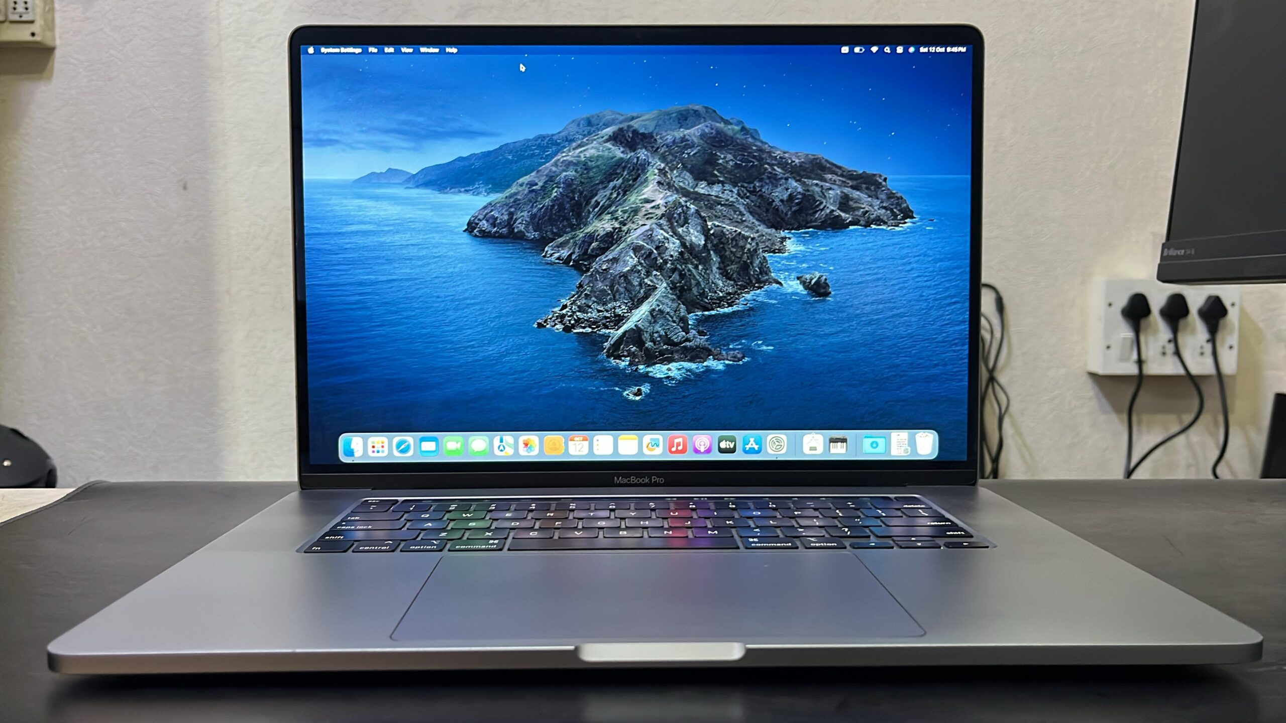 APPLE MACBOOK PRO A1990 I9 16GB RAM 512GB SSD 15INCH SCREEN TOUCH BAR AND TOUCH ID