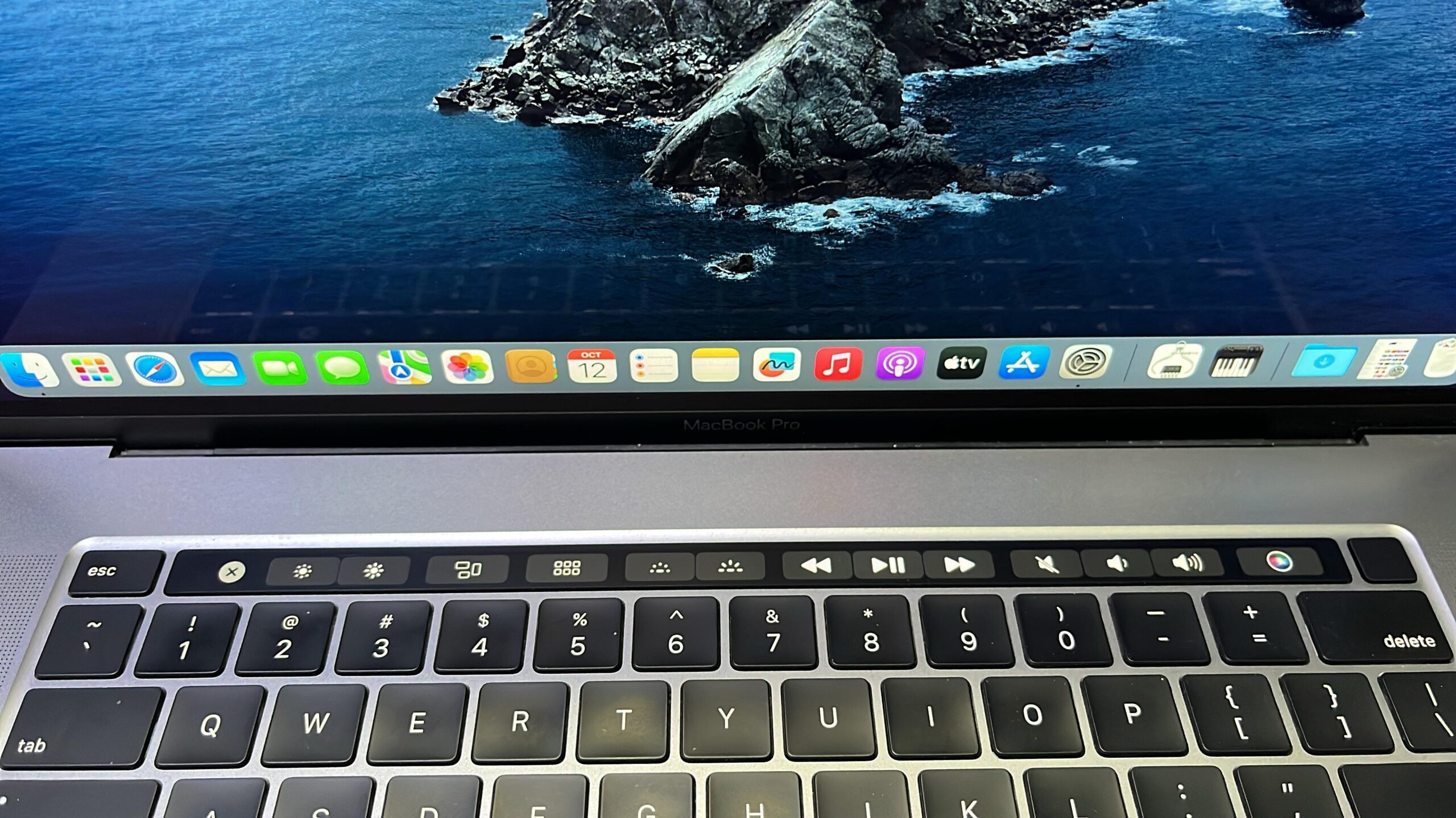 APPLE MACBOOK PRO A1990 I9 16GB RAM 512GB SSD 15INCH SCREEN TOUCH BAR AND TOUCH ID - Image 3