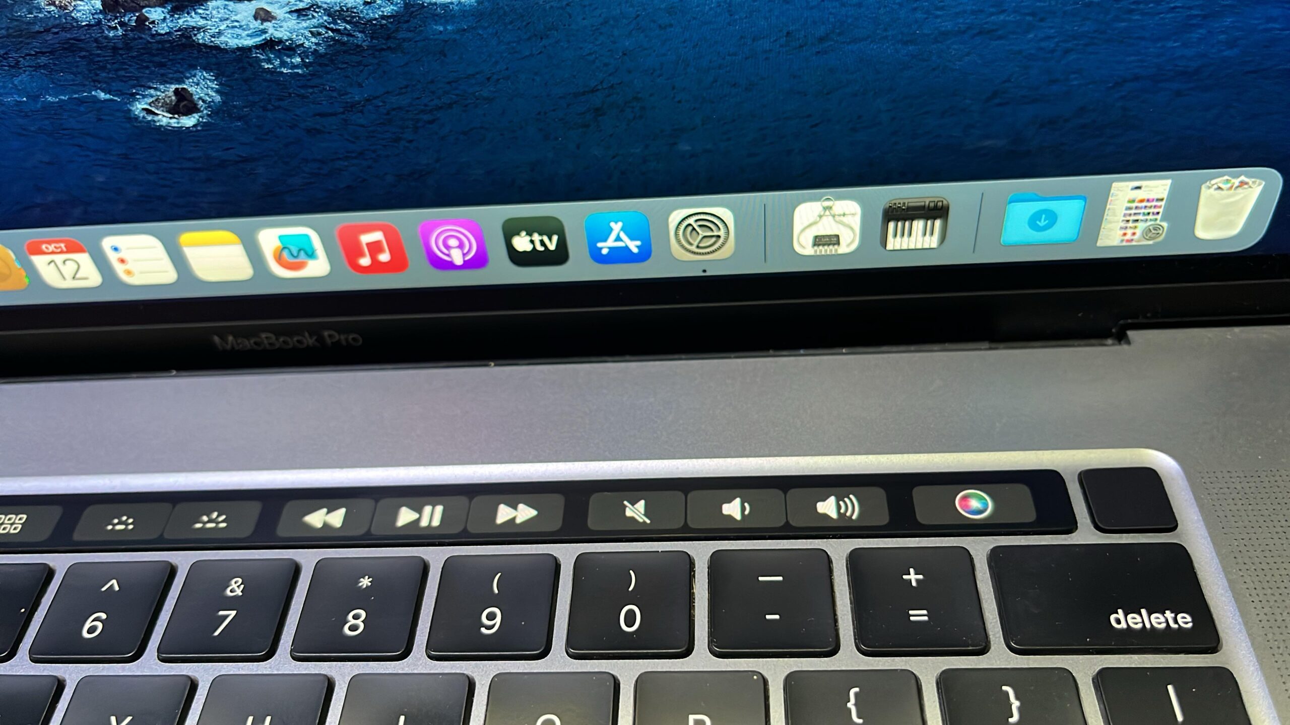 APPLE MACBOOK PRO A1990 I9 16GB RAM 512GB SSD 15INCH SCREEN TOUCH BAR AND TOUCH ID - Image 4