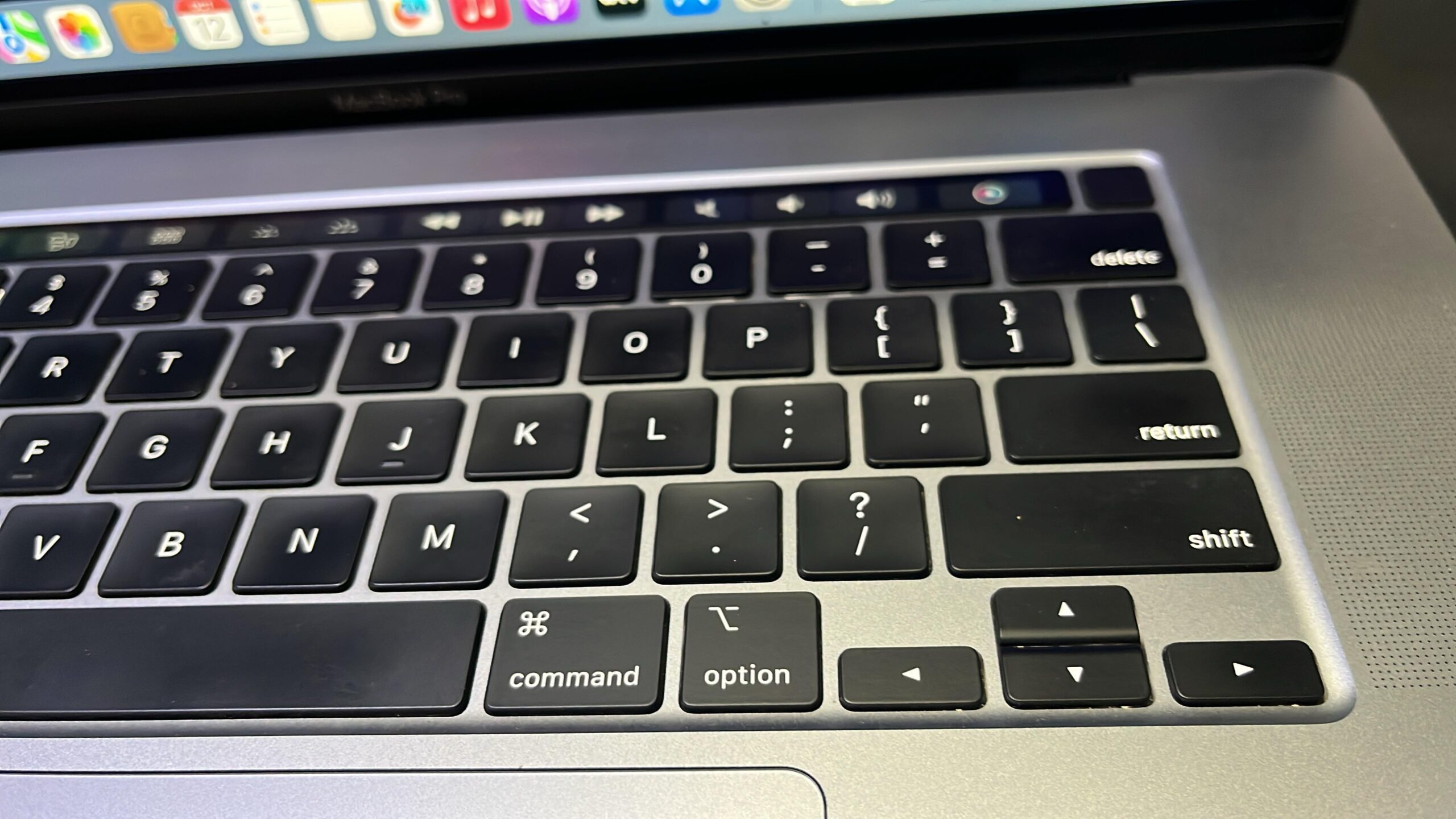 APPLE MACBOOK PRO A1990 I9 16GB RAM 512GB SSD 15INCH SCREEN TOUCH BAR AND TOUCH ID - Image 6