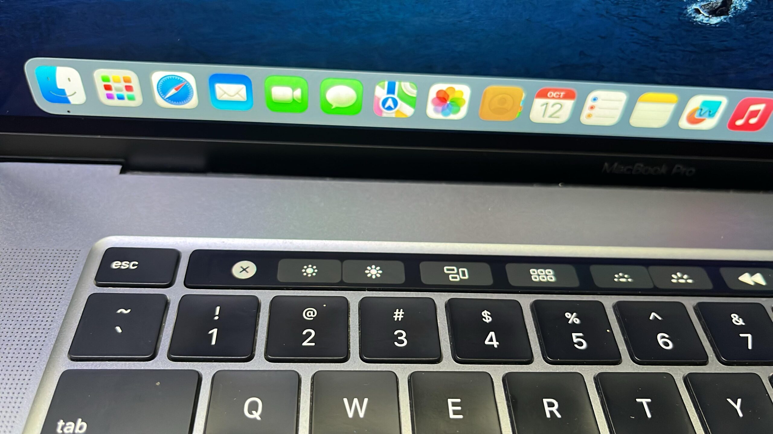 APPLE MACBOOK PRO A1990 I9 16GB RAM 512GB SSD 15INCH SCREEN TOUCH BAR AND TOUCH ID - Image 8