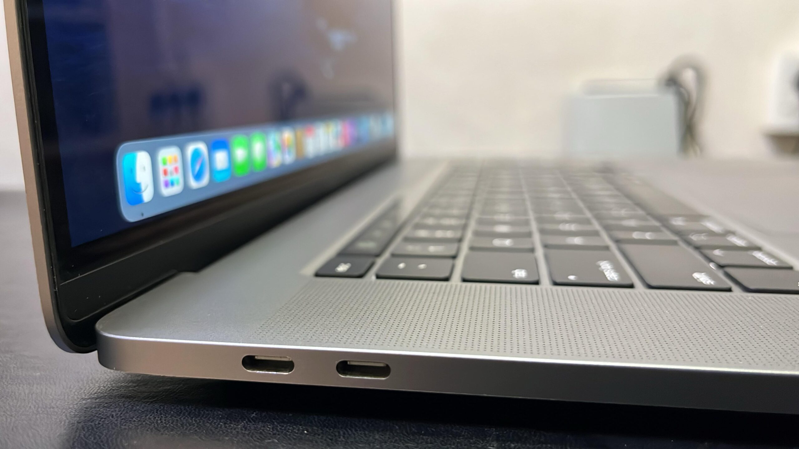 APPLE MACBOOK PRO A1990 I9 16GB RAM 512GB SSD 15INCH SCREEN TOUCH BAR AND TOUCH ID - Image 9