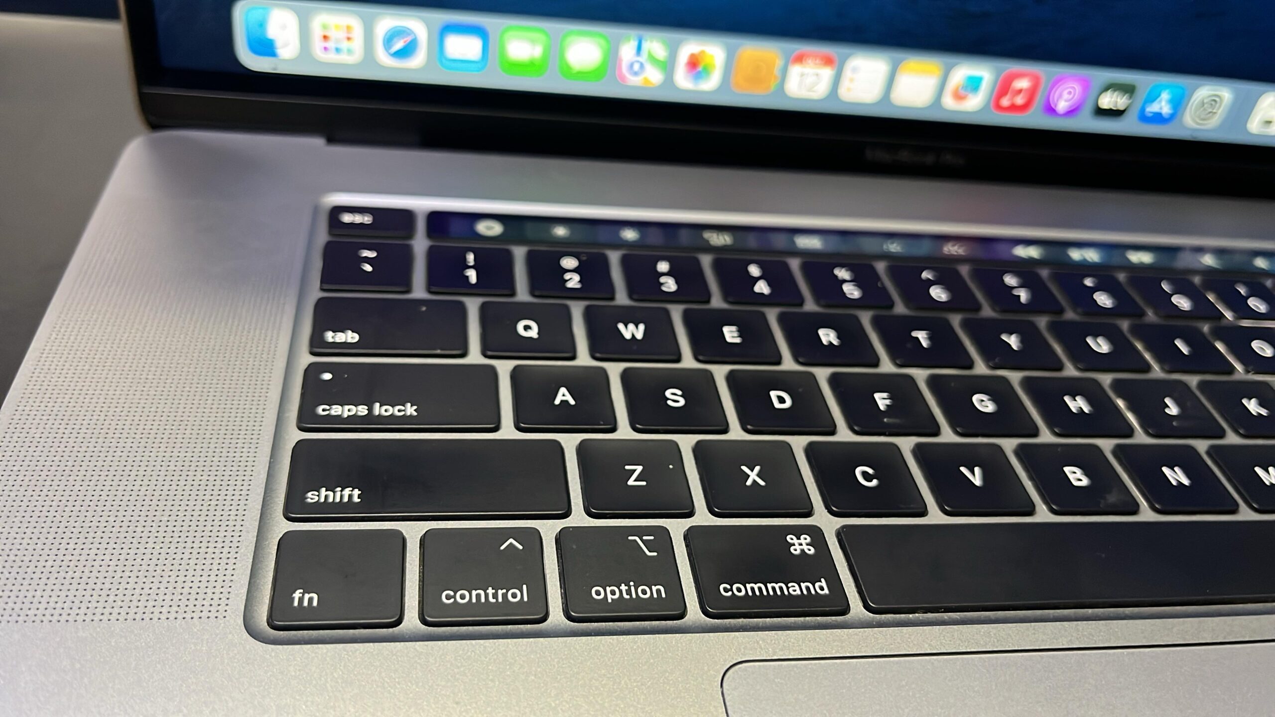 APPLE MACBOOK PRO A1990 I9 16GB RAM 512GB SSD 15INCH SCREEN TOUCH BAR AND TOUCH ID - Image 11